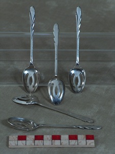 878219 Afbeelding van vijf 'sleuflepeltjes' uitgegeven door bakkerij / meelfabriek Maatschappij 'De Korenschoof' aan de ...